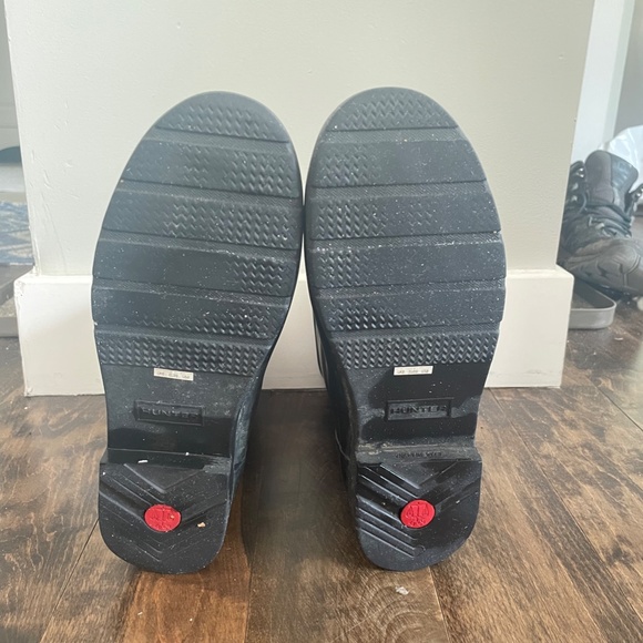 Hunter Refined Short Rainboots in Black, Size 8 - Picture 5 of 7